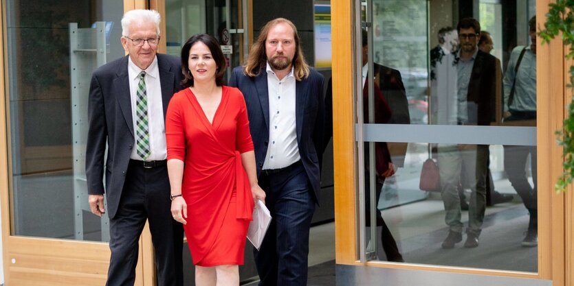 Winfried Kretschmann (l-r, Bündnis90/Die Grünen), Ministerpräsident von Baden-Württemberg, Annalena Baerbock, Bundesvorsitzende von Bündnis 90/Die Grünen, und Anton Hofreiter, Fraktionsvorsitzender von Bündnis 90/Die Grünen, kommen in die Bundespressekonf