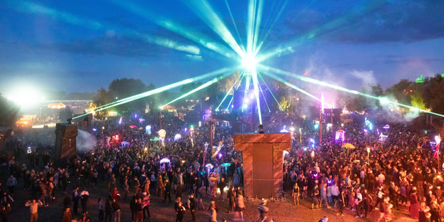Festivalbesucher tanzen an der Turmbühne auf dem Gelände des Fusion-Festival 2019