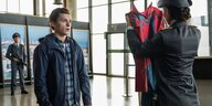 Bei einer Zollkontrolle findet die Beamtin das Spider-Man-Kostüm in Peter Parkers Koffer