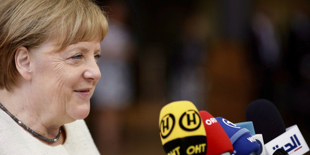 Angela Merkel vor Mikrofonen