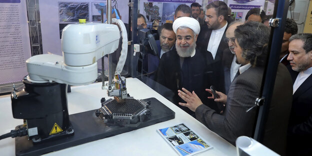 Irans Präsident Hassan Ruhani in einem Atomkraftwerk am „Nationalen Atomtag“
