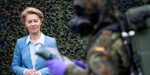 Von der Leyen und ein Soldat in ABC-Schutzkleidung