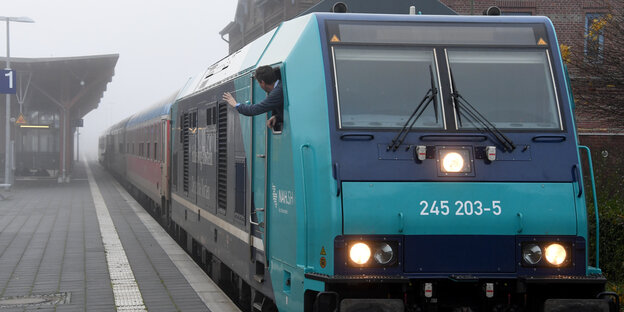 Ein Zug fährt aus dem Bahnhof von Niebüll.
