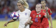 Englands Rachel Daly kämpft mit US-Amerikanerin Rose Lavelle um den Ball.
