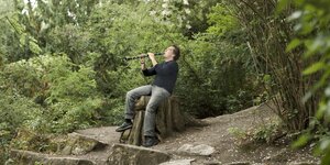 David Rothenberg spielt mit seiner Klarinette mitten in der Hasenheide