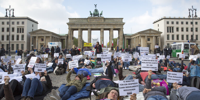 Pflegenotstand: In Berlin hat der rot-rot-grüne Senat das Volksbegehren Gesunde Krankenhäuser abgelehnt. Das Foto zeigt medizinisches Personal, das vor dem Brandenburger Tor gegen den Pflegenotstand protestiert.