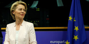 Von der Leyen vor Europaflagge