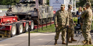 Soldaten stehen neben Panzer und einem Partyservicewagen in der Nähe des Lincoln Memorials