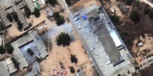 Ein Satellitenbild zeigt ein Internierungslager mit afrikanischen Migranten nahe der libyschen Hauptstadt vor (oben) und nach einem mutmaßlichen Luftangriff.