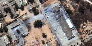 Ein Satellitenbild zeigt ein Internierungslager mit afrikanischen Migranten nahe der libyschen Hauptstadt vor (oben) und nach einem mutmaßlichen Luftangriff.