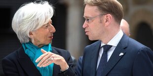 Christine Lagarde und Jens Weidmann im Gespräch miteinander