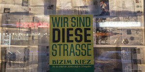Demo gegen Verdrängung in Berlin: Ein Laden in der Oranienstraße hat 2017 seine Fenster verhängt aus Protest gegen Gentrifizierung