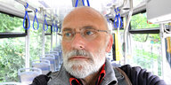 Lutz Bachmann steht in einer Tram in der Stadt Breslau und macht ein Selfie von sich – das tut er bei jedem Besuch der polnischen Stadt