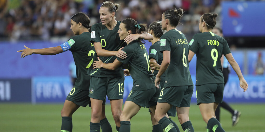 Australiens Sam Kerr (l) feiert mit ihren Teamkollegen das dritte Tor ihrer Mannschaft.