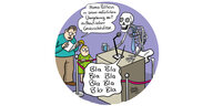 Illustration: Ein Skelett hinter einem Pult mit Mikro - ein Mann und ein Kind hören ihm zu