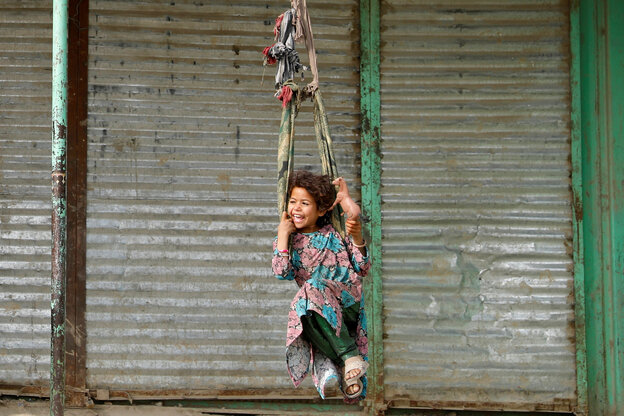 Ein Mädchen spielt in Kabul auf einer Schaukel