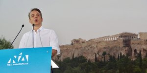 Kyriakos Mitsotakis am Rednerpult - im Hintergrund die Akropolis