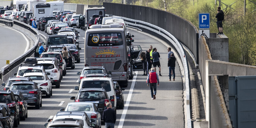 Ein Stau auf der Autobahn, Fahrer stehen auf der Fahrbahn