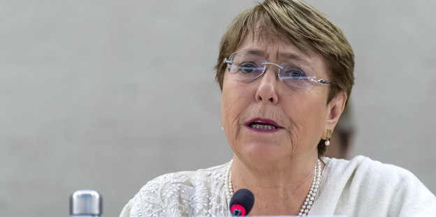 Michelle Bachelet spricht in ein Mikro
