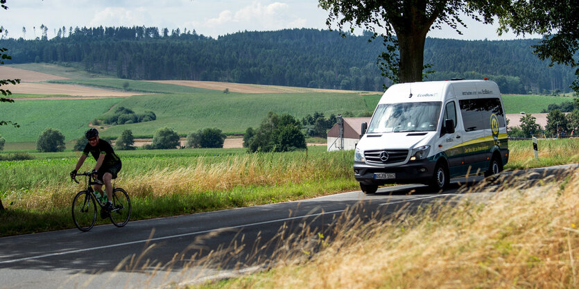 Ein Ecobus fährt über eine Landstraße in Südniedersachsen