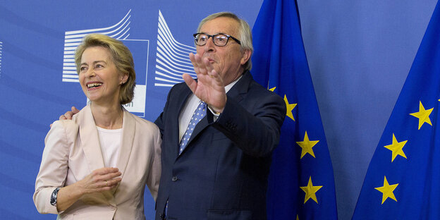 Ursula von der Leyen (CDU), Bundesministerin der Verteidigung, wird von Jean-Claude Juncker (l), Präsident der Europäischen Kommission, vor einem Treffen in der EU-Zentrale in Brüssel begrüßt