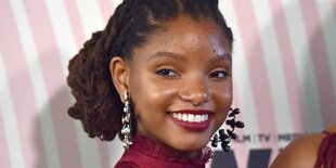 Halle Bailey lächelt in die Kamera