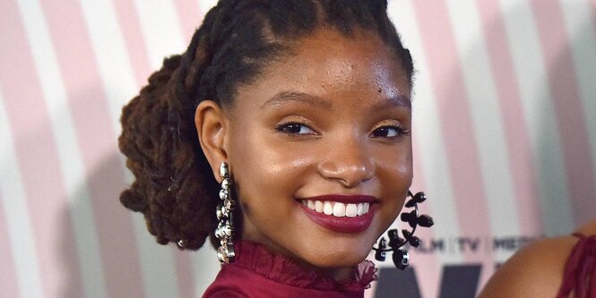 Halle Bailey lächelt in die Kamera