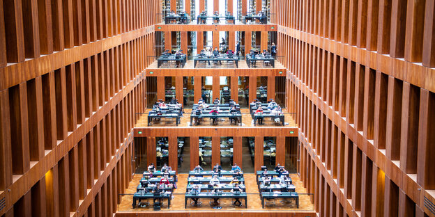 Innenraum der Grimm-Bibliothek der HU in Berlin
