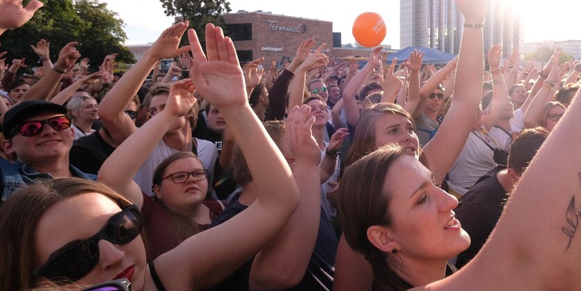 Besucher des Festials ·Kosmos Chemnitz - Wir bleiben mehr· auf der Brückenstraße.