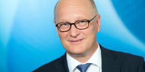 NDR-Hörfunkdirektor Joachim Knuth lächelt während eines Fototermins vor einer Pressekonferenz