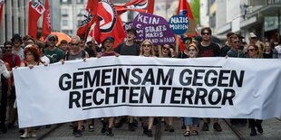 Menschen demonstrieren gegen rechte Gewalt