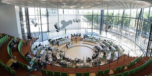 Die Abgeordneten sitzen während der Landtagssitzung im Plenum auf ihren Plätzen.