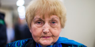 Eva Kor guckt in die Kamera