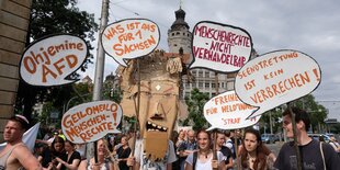 Teilnehmer einer Demonstration gegen Rassismus und Ausgrenzung, zu der das Bündnis #unteilbar aufgerufen hat