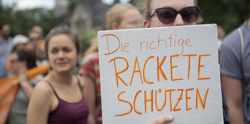 Mehrere hundert Teilnehmer beteiligen sich in der Innenstadt an einer Demonstration zur Unterstützung von Seenotrettern und Geflüchteten