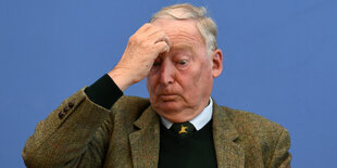 AfD-Chef Alexander Gauland fasst sich an den Kopf und schaut irritiert