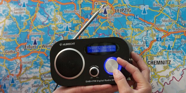 ein Radio vor einer Landkarte