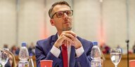SPD-Politiker Lars Castellucci sitzt mit unter dem Kinn gefalteten Händen an einem Tisch