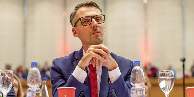 SPD-Politiker Lars Castellucci sitzt mit unter dem Kinn gefalteten Händen an einem Tisch