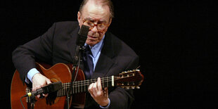 Der brasilianische Sänger João Gilberto tritt 2004 in der New Yorker Carnegie Hall auf