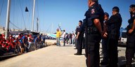 Italienische Polizeikräfte stehen am Hafen, als das Rettungsschiff „Alex“ der NGO „Mediterranea“ einläuft