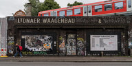 S-Bahn fährt oben über die Sternbrücke, unten der Club Waagenbau