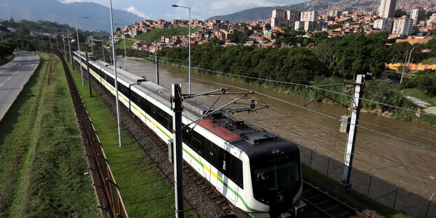 Ein Metrozug der Stadt Medellín fährt durch die Landschaft