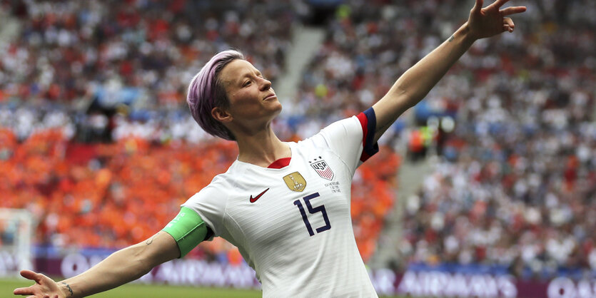 Megan Rapinoe breitet die Arme zum Jubel aus