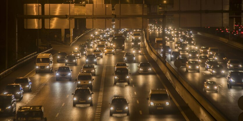 Verkehr im dunklen Madrid