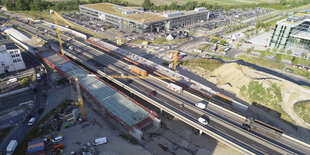 Kräne und Baufahrzeuge stehen auf der Baustelle am Kaiserlei.