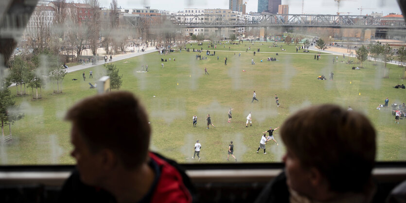 Zwei jungen schauen aus der U-Bahn auf den Park am Gleisdreieck