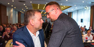 Leif-Erik Holm gratuliert beim AfD-Landesparteitag 2017 in Gägelow dem Unternehmer Dennis Augustin.