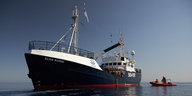 Das Schiff Alan Kurdi auf ruhigem Wasser vor blauem Himmel