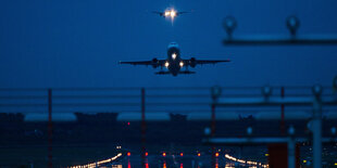 Ein Flugzeug landet in der Dunkelheit